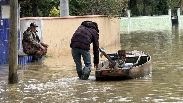 Burası Venedik değil Sakarya
Yağış nedeniyle longoz taşınca 2 mahalle sular altında kaldı