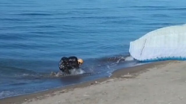 Ordu'da yamaç paraşütçüsü denize indi