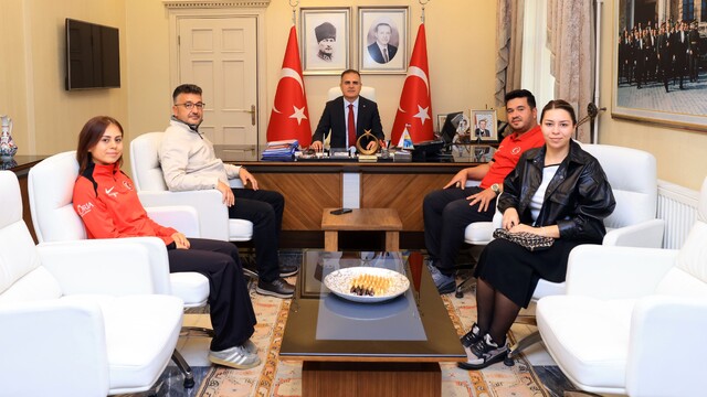Milli okçulardan Vali Akbıyık'a ziyaret