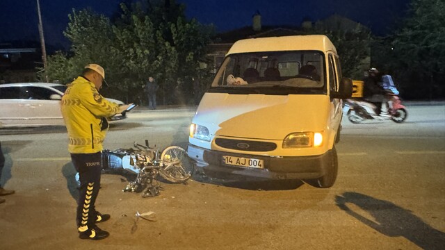 Bolu'da minibüsle çarpışan motosikletin sürücüsü yaralandı