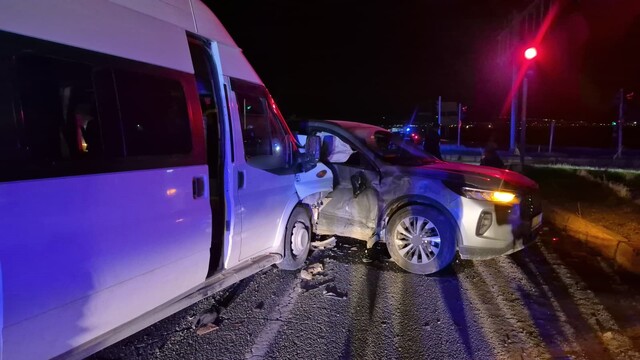 Adıyaman'da otomobil ile minibüs çarpıştı: 12 yaralı