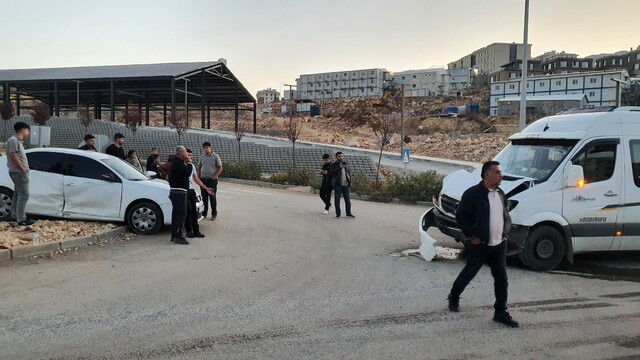 Adıyaman'da otomobil minibüsle çarpıştı: 4 yaralı