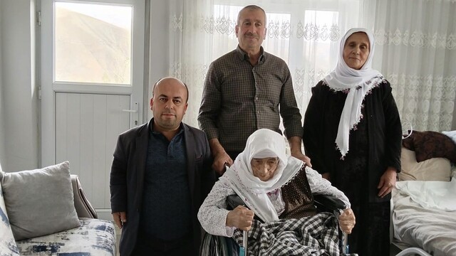 Yüksekova'da yüzleri güldüren yardım: Hatun Teyze tekerlekli sandalyesine kavuştu