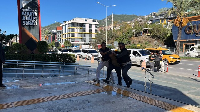 Antalya'da tefecilik ve şantaj operasyonunda 6 tutuklama
Kaçırdıkları şahsa 15 milyon euroluk senet imzalattıkları iddiasıyla gözaltına alınan 6 kişi tutuklandı