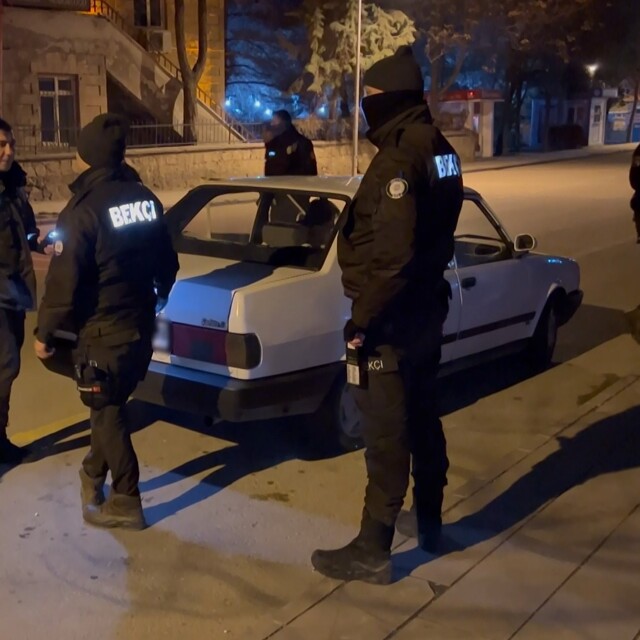 Aksaray polisinden şok uygulama: Araçlan ve şahıslar didik didik arandı