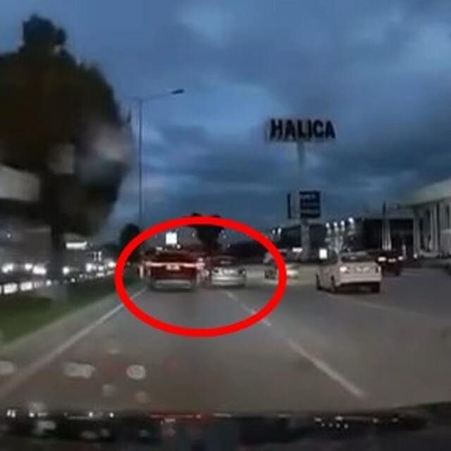 Bursa'da trafikte 2 sürücünün yol verme tartışması kamerada