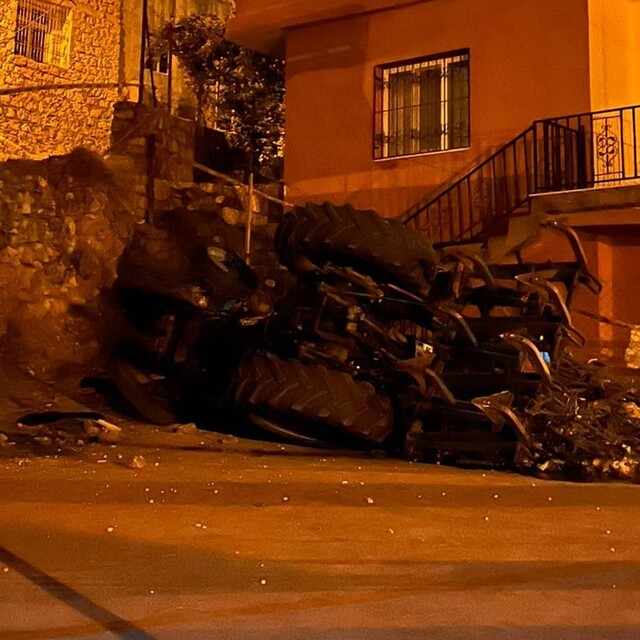 Devrilen traktörün sürücüsü öldü, eşi ve çocuğu yaralandı