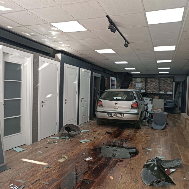 Otomobil, parke ve kapı satışı yapılan iş yerine daldı