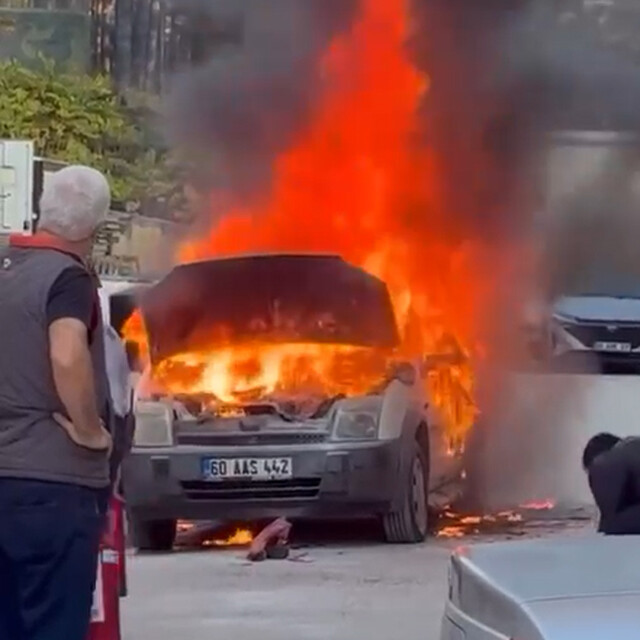 Otoparkta park halindeki otomobil yandı