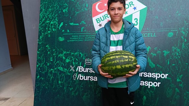 Bursaspor taraftarlar, Iheanacho'ya bagaj dolusu karpuz hediye etti