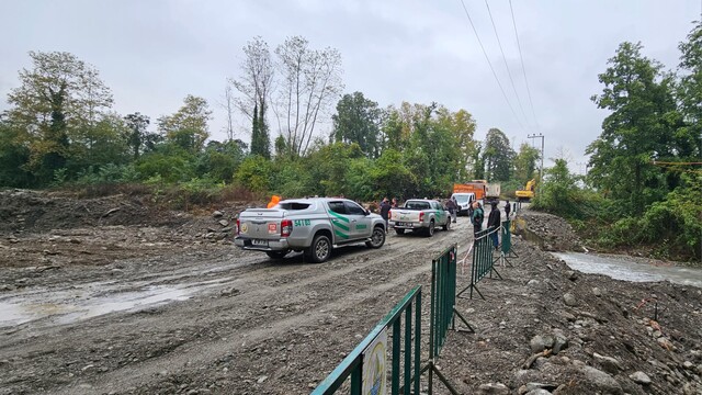 Sapanca'da selde zarar gören Yanık Köprüsü'ne alternatif yol ulaşıma açıldı