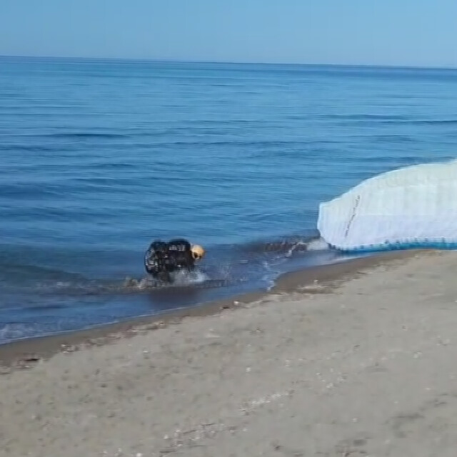 Ordu'da yamaç paraşütçüsü denize indi
