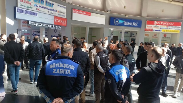 Manisa Otogarı'nda tahliye protestosu; ana giriş kapısı otobüslerle 4 saat ulaşıma kapatıldı