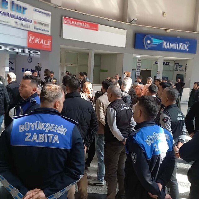 Manisa Otogarı'nda tahliye protestosu; ana giriş kapısı otobüslerle 4 saat...