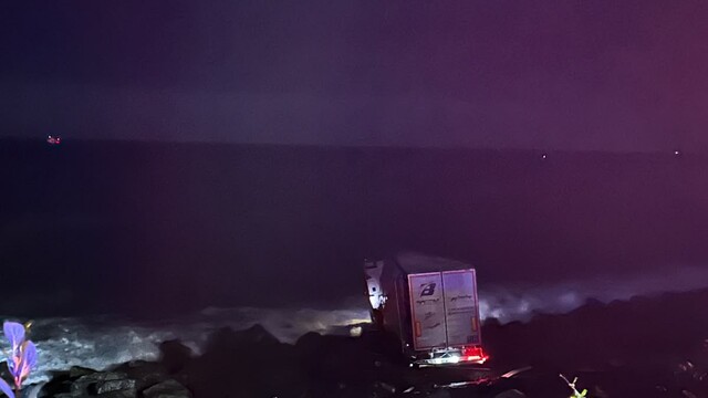 Artvin'de kontrolden çıkan TIR, deniz kenarındaki kayalıklara takıldı