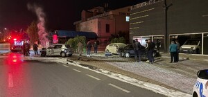 Kayseri'de park halindeki 3 araca çarpan otomobil, alev aldı: 2 yaralı Otomobilin çarptığı hafif ticari araç dükkanın içine girdi