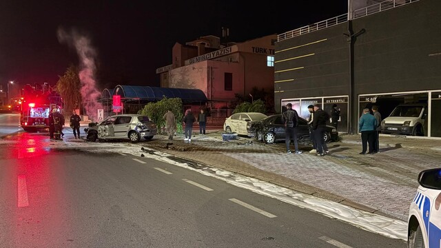 Kayseri'de park halindeki 3 araca çarpan otomobil, alev aldı: 2 yaralı
Otomobilin çarptığı hafif ticari araç dükkanın içine girdi