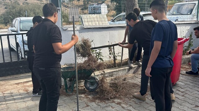 Koçarlı'da öğrenciler okul bahçesini temizleyerek çevre duyarlılığına dikkat çekti