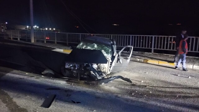 Sivas'ta aydınlatma direğine çarpan otomobilin sürücüsü yaralandı