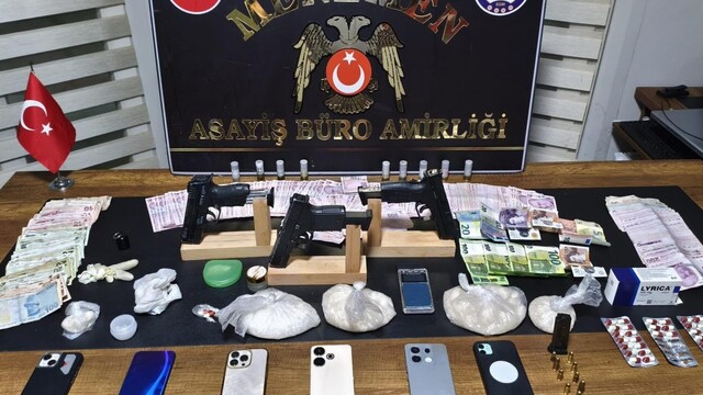İzmir'de uyuşturucu ve silah ticareti operasyonunda 5 şüpheli yakalandı