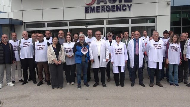 Bursa'da NEV Hastanesi önünde 6 aydır maaşlarını alamayan hekimlerden eylem
"Emeğimizin karşılığını istiyoruz"