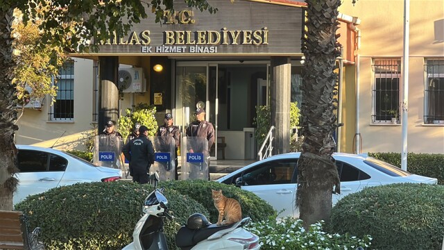 Milas Belediyesine operasyon
Başkan ve oğlu dahil 35 şüpheli hakkında gözaltı kararı
29 Şüpheli yakalandı
