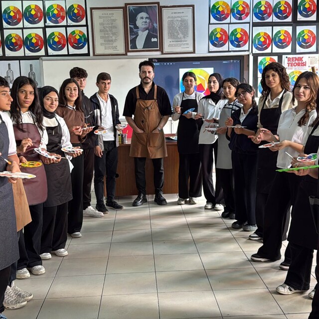 Okulda kurulan sanat atölyesinde yeteneklerini keşfedip ressam olmak istiyo...