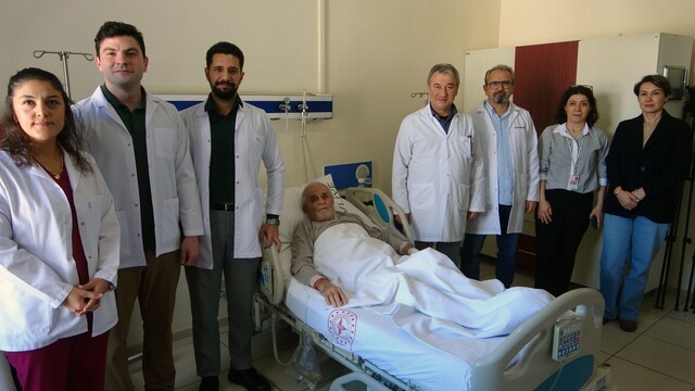 Dünyada 3, Türkiye'de ise ilk kez Giresun'da görüldü
Böbreği leğen kemiği içerisinde ve mesaneye yakın bulunan mesane kanseri olan hastaya yapılan ameliyatta mesane tamamen alınırken, idrarın vücut dışına yönlendirilmesini sağlandı