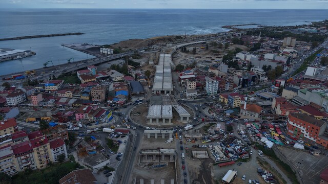 Değirmendere viyadüğü yükseliyor, son şeklini alıyor
Değirmendere viyadüğünde çalışmalar hızlandı
Trabzon trafiğini rahatlatacak proje hızla ilerliyor