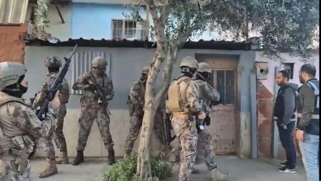 İzmir'de FETÖ operasyonlarında 16 gözaltı