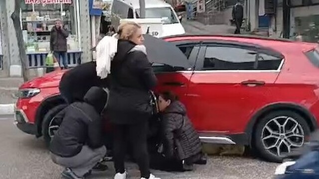Otomobilin çarptığı anne ile kızına çevredekiler şemsiye tuttu