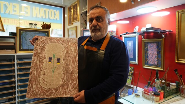 Erzurum'un Oltu taşı ve Karayazı Lalesi ebruda buluştu