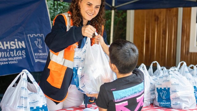 Kuşadası'nda bin 400 çocuğun beslenme çantası doluyor
