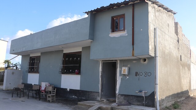 Evine el yapımı patlayıcı atılan kadın, oğlunun öldürülmesinden korkuyor
Evine el yapımı patlayıcı saldırı düzenlenmişti: "Korkuyoruz, can güvenliğimiz yok"