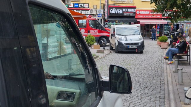 Ara sokakta duraklayan araçlar itfaiyeye engel oldu
Göreve giden itfaiye aracı ara sokaktan geçemedi