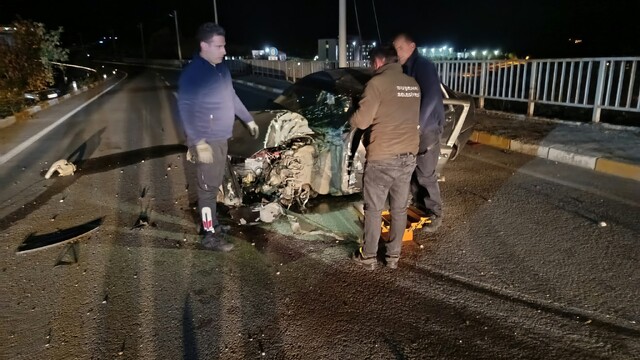 Suşehri'nde aydınlatma direğine çarpan otomobilin sürücüsü yaralandı