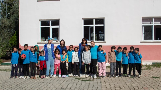 Serik'te okullar gönüllü gençlerin fırçasıyla renkleniyor