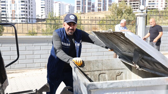Temizlik esnasında bulduğu çantanın içerisinde 600 bin liralık döviz ve altın çıktı, sahibine ulaştırdı
Sokakları temizlerken bulduğu çantanın içerisinden servet çıktı: Bir saniye düşünmeden çantayı polislere teslim etti
