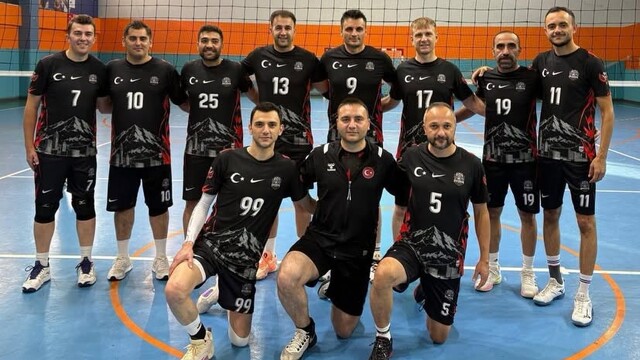 Erzurum'da kurumlar arası voleybol turnuvasının şampiyonu Emniyet Müdürlüğü takımı oldu