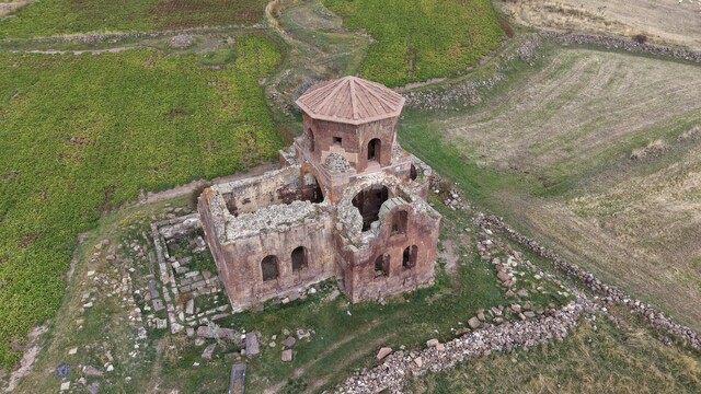 Taşları kızıl, adı kızıl olan kilise bin 500 yıldır ayakta