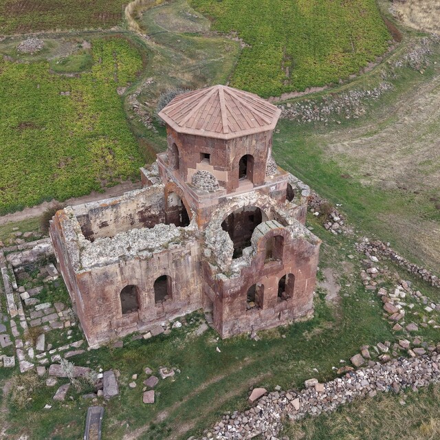 Taşları kızıl, adı kızıl olan kilise bin 500 yıldır ayakta