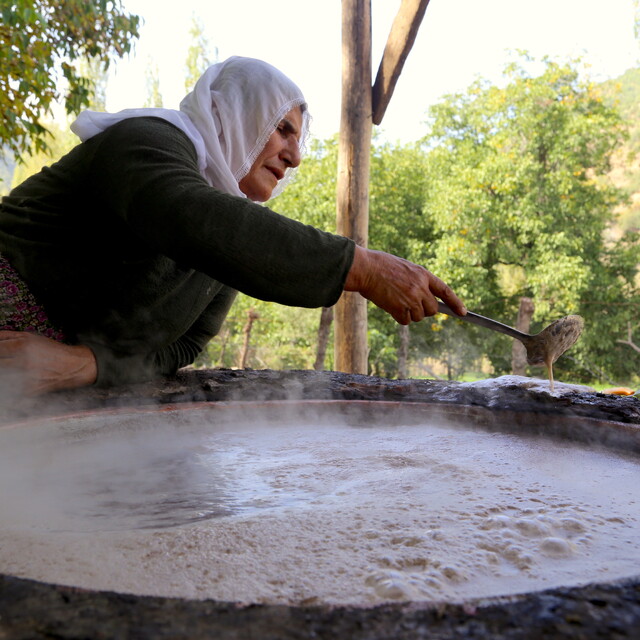 Bitlis'te asırlık gelenekle üzüm pekmezi üretiliyor