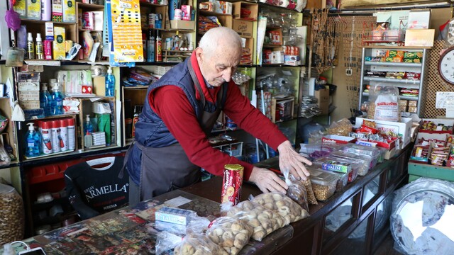 62 yıllık dostunun hatırasını bakkalında yaşatıyor
80 yaşındaki Muzaffer amca 62 yıllık hatır için kepenk kapatmıyor