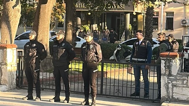 Milas Belediyesi operasyonunda aramalar sürüyor
Belediye Başkanı Topuz'un ikametinde ve aracında da arama gerçekleştirildi