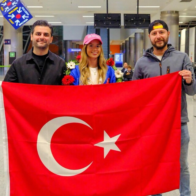 Okyanusları aşan Eda, İzmir'e döndü