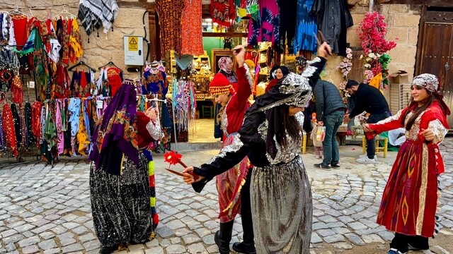 Soğuk havaya rağmen Frig Vadisi'ne ziyaretçi akını
Yöresel kıyafetleri giyip çiftetelli oynadılar