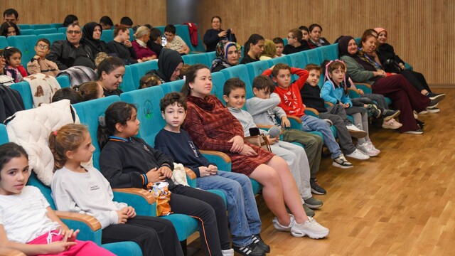 Osmangazi'de "Barış Adası" çocuklarla buluştu
Osmangazi'de çocuklar sanatla büyüyor