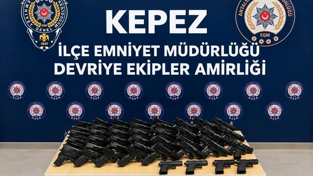 Antalya'da 32 tabanca ve 30 şarjör ele geçirildi