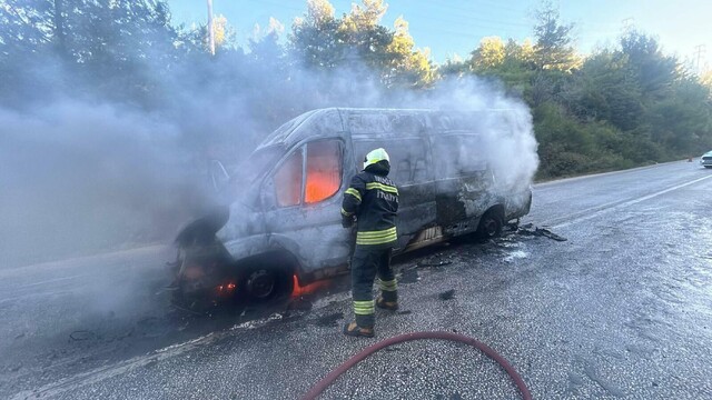 Bodrum'da okul servis minibüsü yandı
