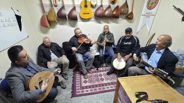 Farklı mesleklerden insanları "müzik aşkı" bir araya getiriyor